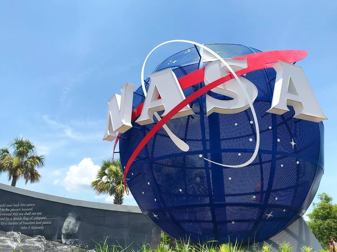 Visitantes observando o ônibus espacial Atlantis em exibição no Kennedy Space Center, uma atração imperdível perto de Orlando.